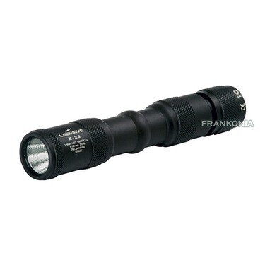 LED-Taschenlampe mit 1 Watt Leistung und Spezial-Schaltkreis, der einen Betrieb mit 2 Standard AA-Batterien (R-6) ermöglicht. Das Modell mit den niedrigsten Instandhaltungs- kosten: die X-22 kann auch mit wieder- aufladbaren AA-Batterien betrieben werden. Leistung: 30 LumenLeuchtdauer: 3...