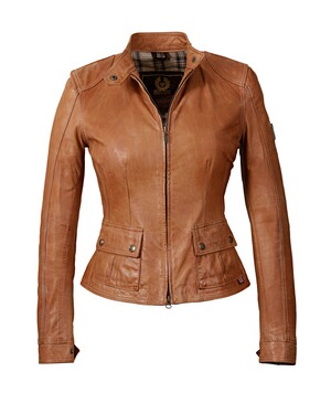 Modisch sportive Lederjacke mit markanten Steppnähten. Schulterbetonung durch Schulterpassen. Vorne mit 2-Wege-Zipper und Sturmriegel am Stehkragen. Mit aufgesetzten Pattentaschen und Innentaschen. Manschetten mit Druckknöpfen verstellbar. Bellstaff-Logo auf dem linken Oberarm. Länge: 53cm....